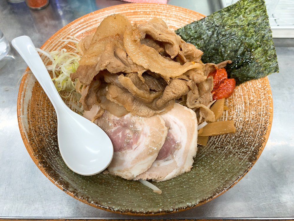 yazoo_226's tweet photo. 覆麺 智@神��町
正油まぜそば＋悪い肉

朝ラーは此方へ。

悪い誘惑を振り切って久々の正油まぜ。
カエシが色付いた麺を丼底から持ち上げて大蒜やモヤシとザクザク混ぜたらそこに辛味噌もたっぷり絡めて頬張るのがやっぱ最高。
シメの牡蠣出汁の割りスープで失神KO待ったなし♪

ごちそうさまでした！ https://t.co/mkgI0WgnGs
