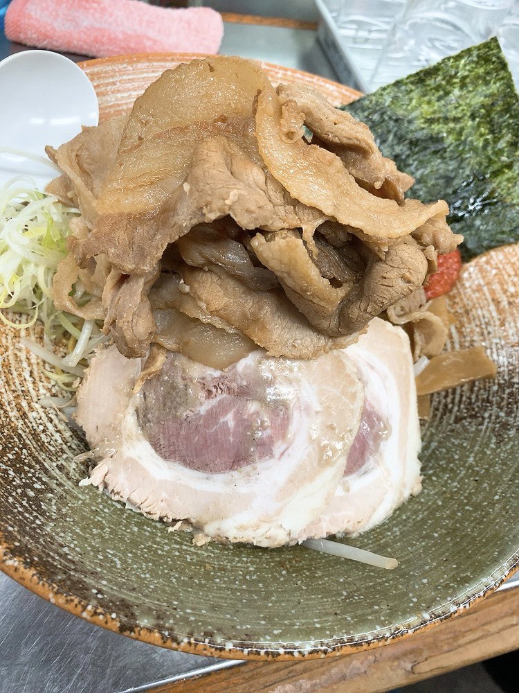 yazoo_226's tweet photo. 覆麺 智@神��町
正油まぜそば＋悪い肉

朝ラーは此方へ。

悪い誘惑を振り切って久々の正油まぜ。
カエシが色付いた麺を丼底から持ち上げて大蒜やモヤシとザクザク混ぜたらそこに辛味噌もたっぷり絡めて頬張るのがやっぱ最高。
シメの牡蠣出汁の割りスープで失神KO待ったなし♪

ごちそうさまでした！ https://t.co/mkgI0WgnGs