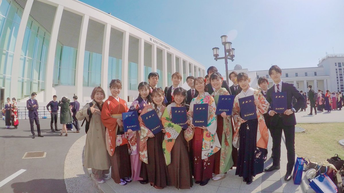 KOE_official's tweet photo. 【🎓4年生 卒業🌸】

昨日卒業式を迎え、弊サークル4年生［K.O.E.17］が慶應義塾大学を卒業致しました。これまで17代を応援して下さった皆様に厚く御礼申し上げます。後輩達の創るこれからのK.O.E.も、どうぞよろしくお願い致します。これまで4年間、ありがとうございました。✨

#卒業式　#慶應 https://t.co/7Px2J8jKGx