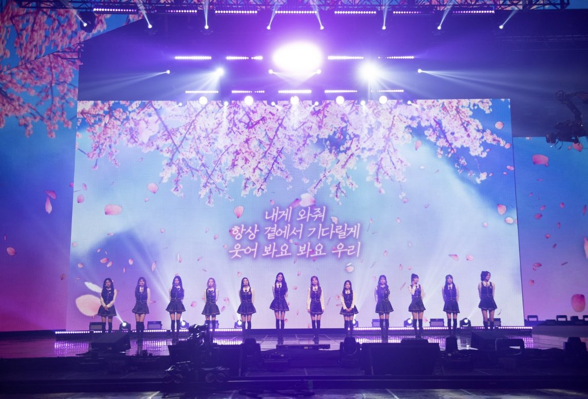 Luchey's tweet photo. It was destiny that IZ*ONE met WIZ*ONE. 💕

#MyDestinyIZONE https://t.co/RaEhqPy2Xp