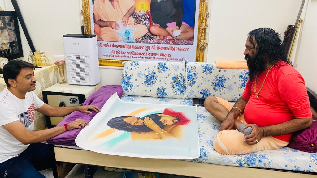 KISHANART2's tweet photo. @gamansanthal72 Jay Dipo ma Bhuvaji ..My painting work in pujy shree Indrbharti bapu... https://t.co/RfrDuLwULP