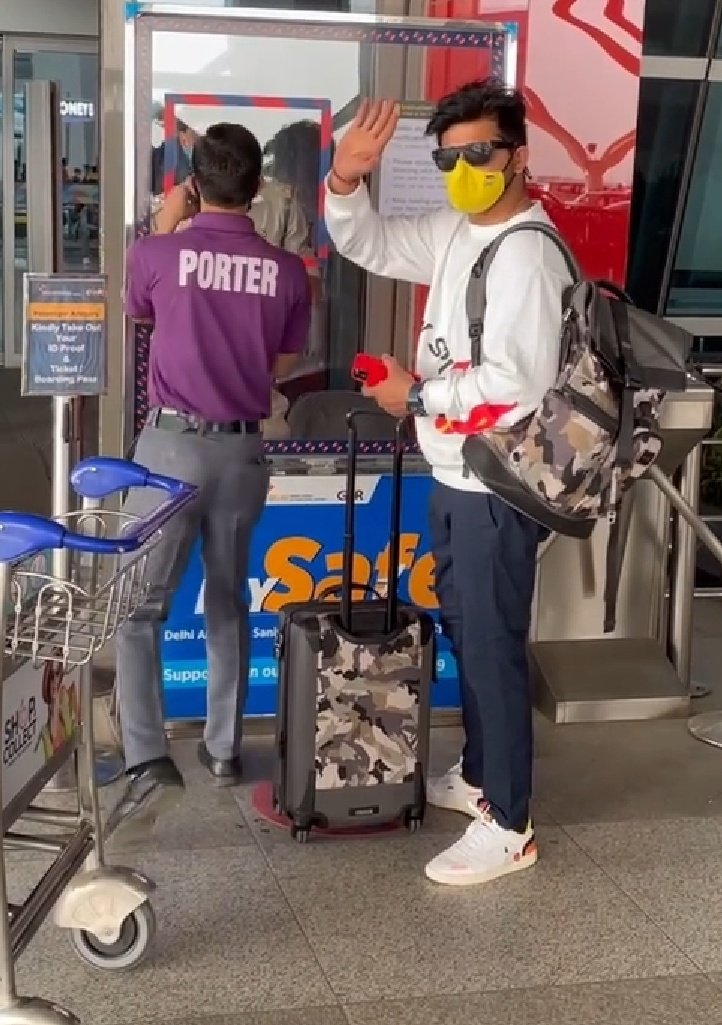 akasureshraina's tweet photo. Suresh Raina @ImRaina is off to Mumbai for @ChennaiIPL camp for #IPL2021 💥💛 Start the whistles 🏏🙌

#SureshRaina #IPLKing #ChinnaThala https://t.co/ggcYGMNco2