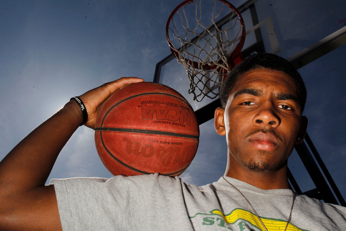 NJBBallProject's tweet image. Happy Birthday to a #njhoops legend. Former @tps_hsbb and @MKAAthletics star guard Kyrie Irving.