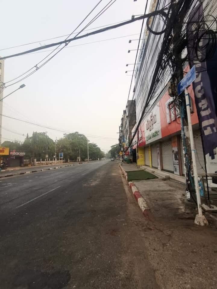 MizzimaNews's tweet photo. အသံတိတ်လူမဲ့သပိတ်ကို မြန််မာနိုင်ငံရဲ့ နေရာတော်တော်များများမှာ ဆင်နွှဲနေကြပြီး ရန်ကုန်မြို့
လှည်းတန်းမှာလဲ ဒီကနေ့ မတ်လ(၂၄)ရက်မှာ လူသူကင်းမဲ့ပြီး အသံတိတ်သပိတ် ဆင်နွှဲနေကြပါတယ်။

အကြမ်းဖက်စစ်ကောင်စီကလည်း ပြည်သူတွေကို
ပုံမှန်အတိုင််း သွားလာကြဖို့ ပြောဆိုတာတွေရှိခဲ့တယ်လို့ သိရပါတယ်။ https://t.co/TKquHug7nG