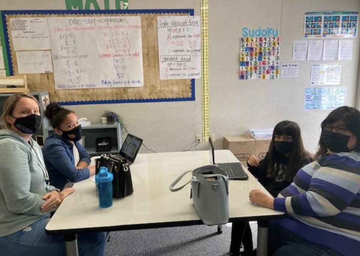 ProfeColumba's tweet photo. Our scholars presenting and explaining their growth in their competencies to our Lobo families. Nuestros becarios presentando y explicando su crecimiento en sus competencias a nuestras familias Lobos. @CajonValleyUSD @langacadpta @BosLangAcademy @MtraRamosR @NerelWinter https://t.co/ggn2uJQOj9