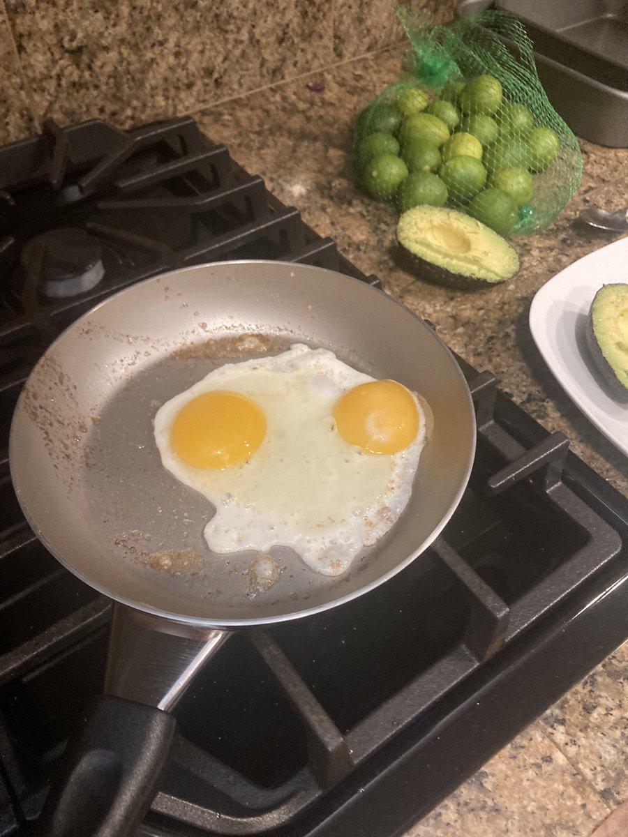 tomzmccoy's tweet photo. @neiltyson @BillNye I need u to please explain how these TWO eggs yolks came out of just ONE egg???? https://t.co/BxyE8RgLZy