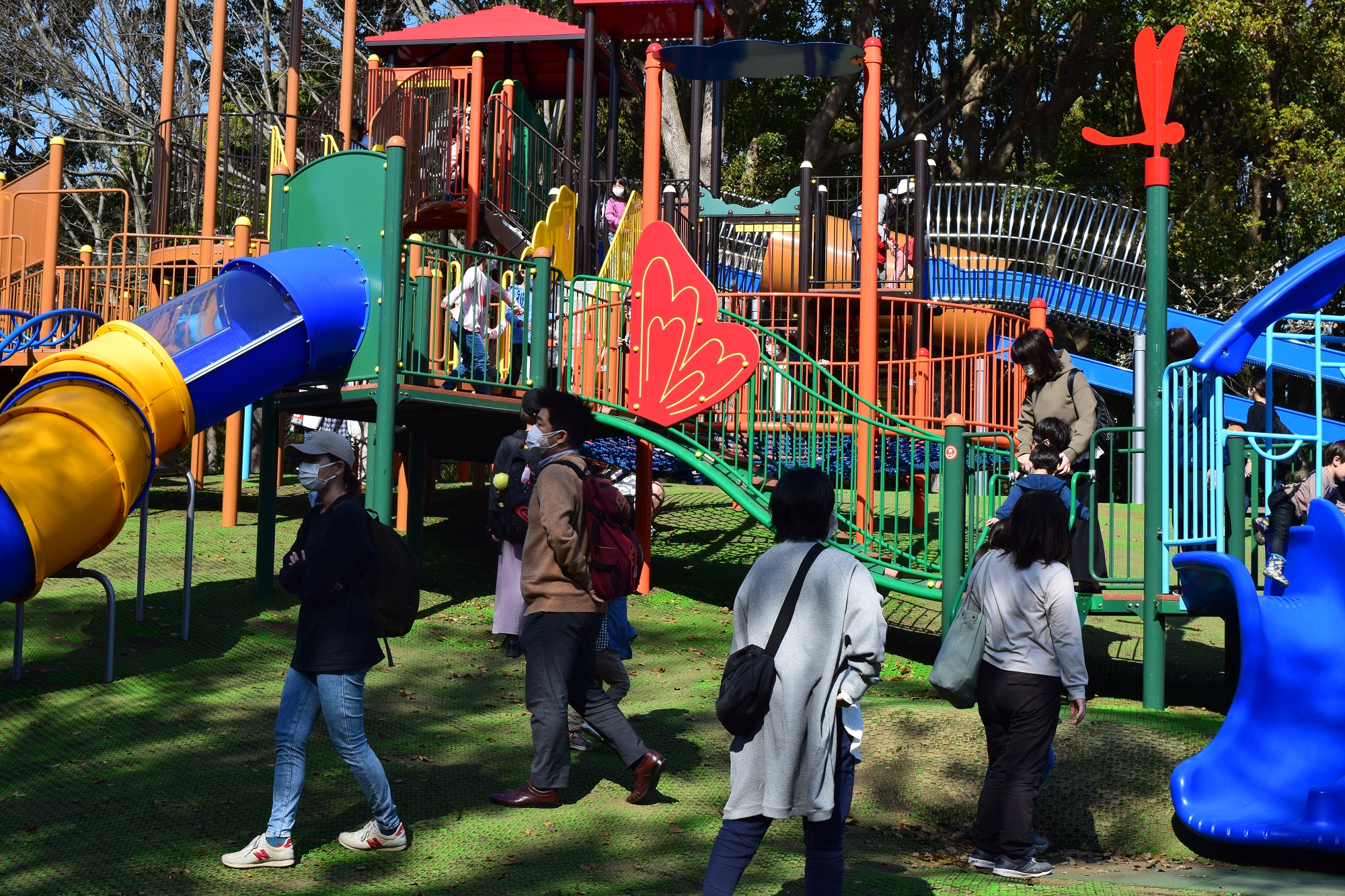 平塚市総合公園 わんぱく広場の複合遊具がついに本日リニューアルオープン 朝から多くの方々にご利用いただき 子どもたちの活気と歓声であふれていました マスクの着用など 新型コロナウイルス感染症対策を実施し 楽しく そしておもいきり遊んで