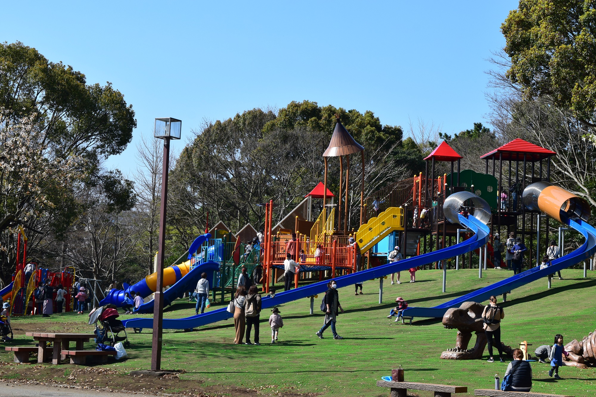 平塚市総合公園 わんぱく広場の複合遊具がついに本日リニューアルオープン 朝から多くの方々にご利用いただき 子どもたちの活気と歓声であふれていました マスクの着用など 新型コロナウイルス感染症対策を実施し 楽しく そしておもいきり遊んで