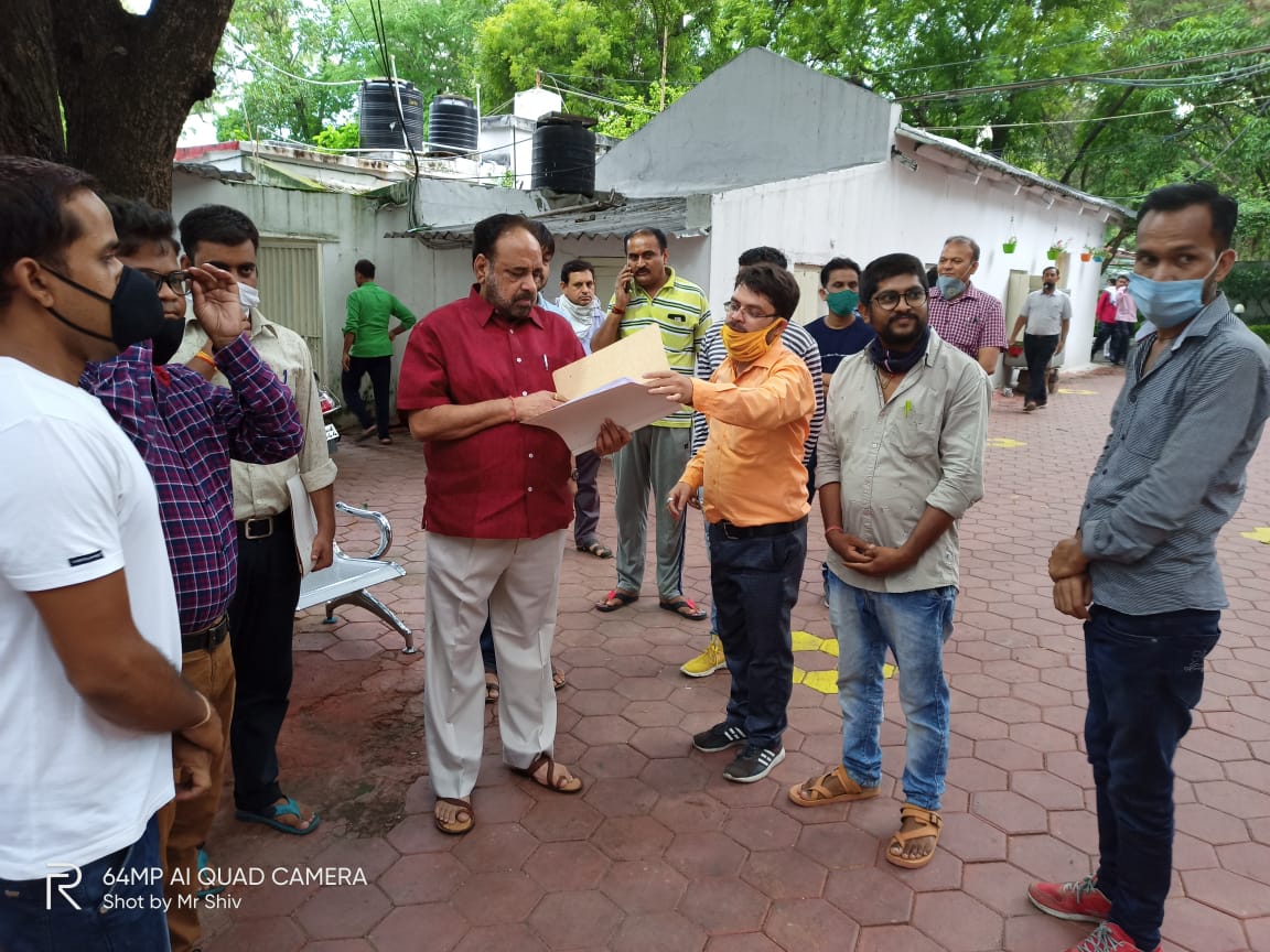 SoilFrnd's tweet image. लोगों को मानसिक रूप से प्रताड़ित कर के पात्र होते हुए भी रोजगार न देकर 1 साल का जश्न मनाया जा रहा है अति संवेदनशील जनप्रतिनिधि मिले हैं हमें जिन्हें पाकर हम धन्य हो गए।
#पटवारी_भर्ती_पूरी_करो 
#मेरी_सुरक्षा_मेरा_रोजगार 
@digvijaya_28 @bhargav_gopal @BJP4MP @yuvahallabol @INCMP