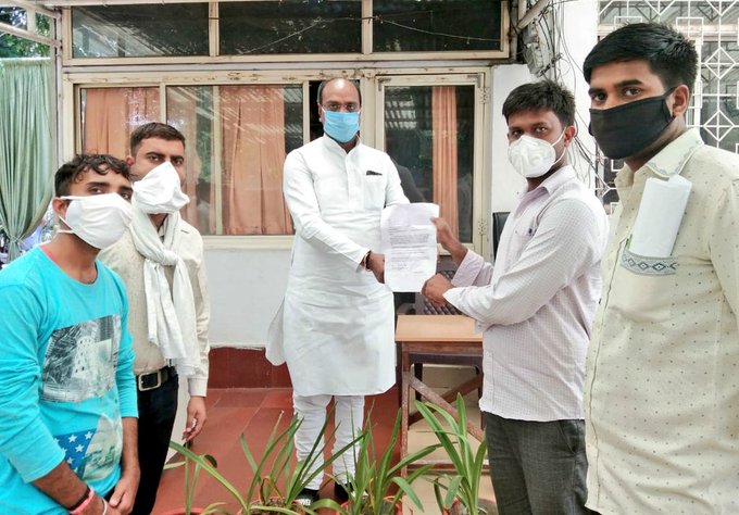 SoilFrnd's tweet image. लोगों को मानसिक रूप से प्रताड़ित कर के पात्र होते हुए भी रोजगार न देकर 1 साल का जश्न मनाया जा रहा है अति संवेदनशील जनप्रतिनिधि मिले हैं हमें जिन्हें पाकर हम धन्य हो गए।
#पटवारी_भर्ती_पूरी_करो 
#मेरी_सुरक्षा_मेरा_रोजगार 
@digvijaya_28 @bhargav_gopal @BJP4MP @yuvahallabol @INCMP