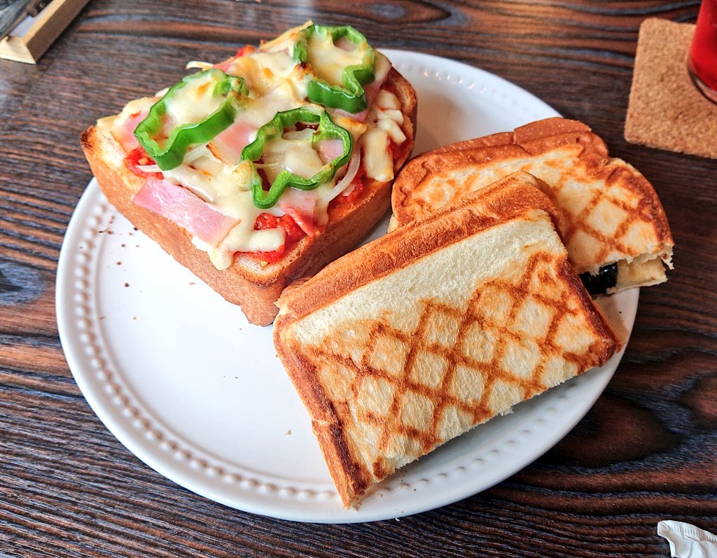 YunPanMan1's tweet image. 先週休憩時間
#mojacafe さんで暴食した際の写真

#ピザトースト
#ホットサンドのりチーズ

カロリーの暴力