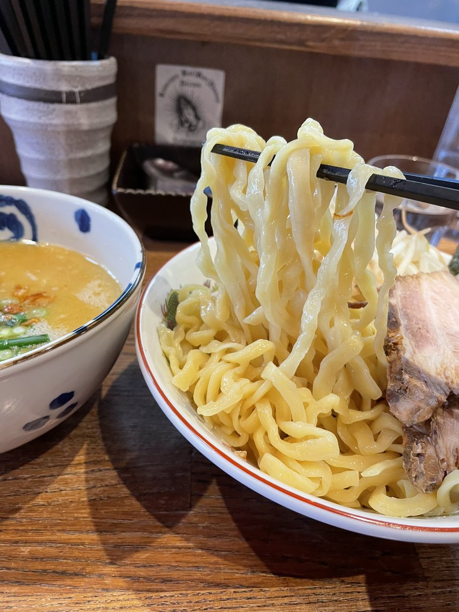 kadochansc's tweet photo. らー麺屋バリバリジョニー@湊新田
にんにく味噌つけ麺(こうじ味噌仕立)
大盛　海苔
麹味噌の甘味と大蒜の風味がバランスよくマリアージュされたシャバ系のスープにピロピロ麺が絡��で予想通り
メチャ旨っ‼️ もやしがいいアクセントになって、神豚もいつもながら👍👍👍
今日も美味しい一杯ご馳走様です https://t.co/g8Dd1KbDJm