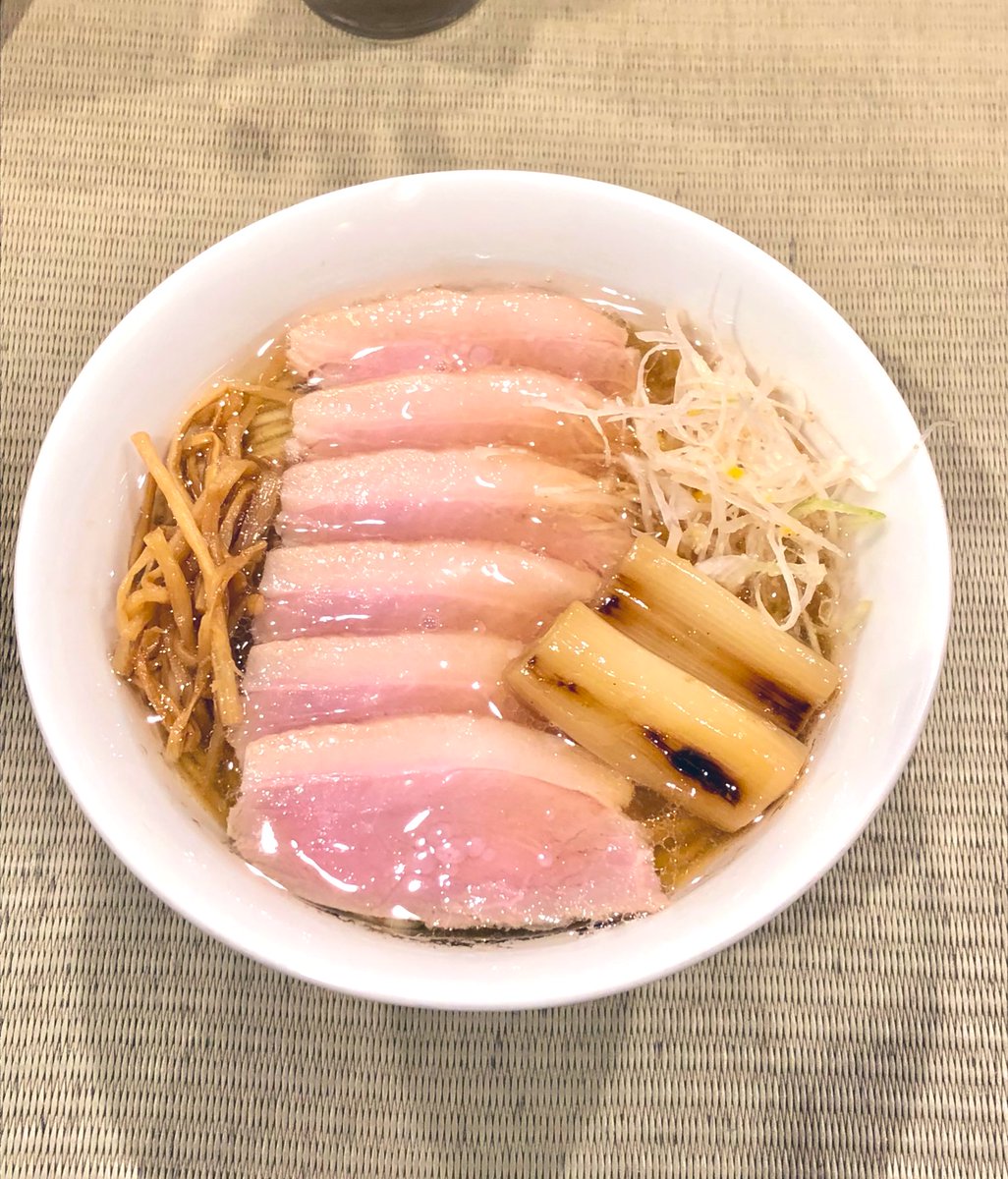 YOZAKURA0001's tweet photo. ありえない。昨晩タクシー待ちで行列。後ろの男性に「方向同じなら割り勘しませんか」と聞かれる。了承し一緒���。すると同じ高校の二つ下の後輩と判明、爽やか系イケメン。「今日は僕が払うのでLINE教えて下さい」て言われ、今度食事に。

そんな奇跡が私の人生で起こるはずもなくただただラーメン食う https://t.co/d3Zi4rdWf0