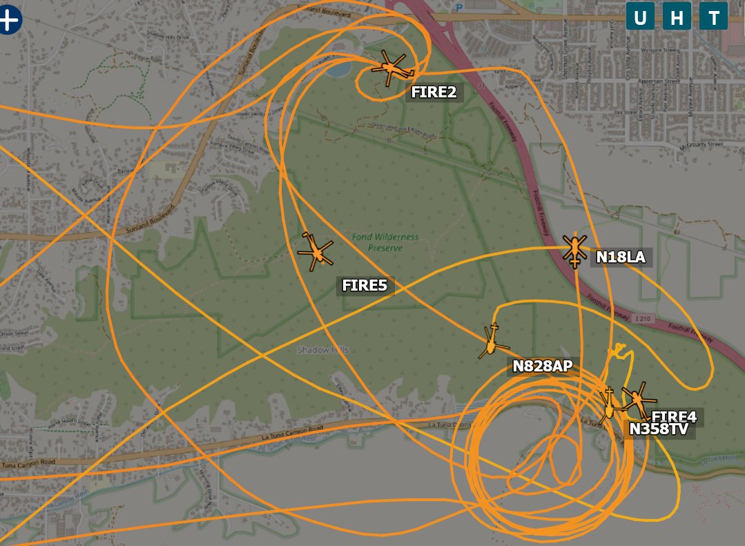 GammaInfinity's tweet photo. 4 LAFD helicopters working the #LaTunaFire with aid from LACoFD and two TV news copters. https://t.co/0TwwZQQHHh