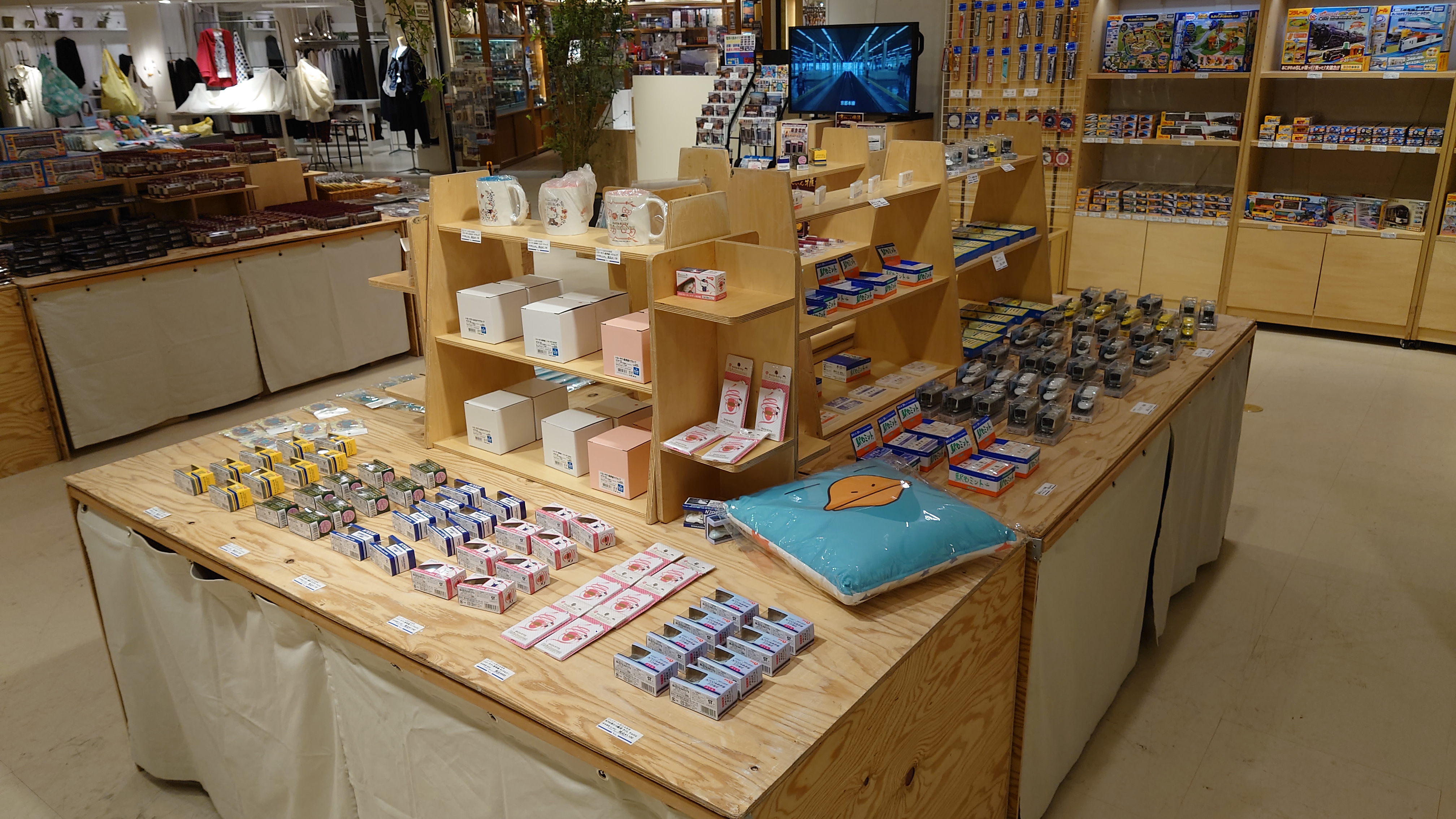 松本商事株式会社 公式 Jr西日本グッズからはハローキティ West Express 銀河 新快速グッズをご用意 T Co Yjb22m1kl8 Twitter