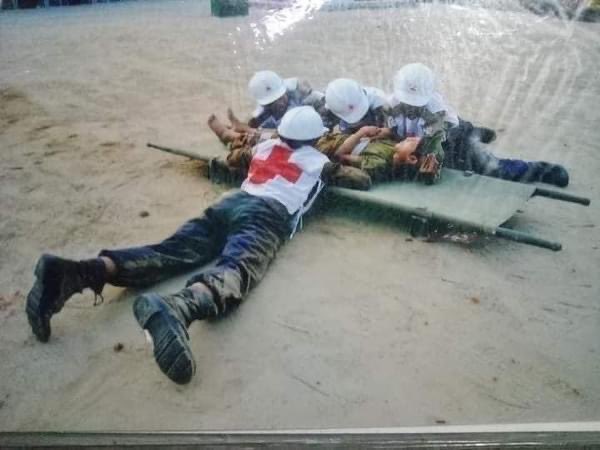 JulyKharr's tweet photo. #ကမ္ဘာကြီးက_သိပါသလား

# The world_ know?

Army and police in Mandalay
Donors and ambulances
The Red Cross was also shot
How the injured were carried                    out with great difficulty.

#  _ ? https://t.co/gD4tcRTqrl