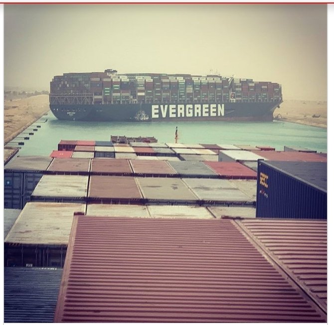 AsMarina2022's tweet image. Un portacontenedores de gran tamaño MV #EverGiven está
encallado y bloquea el tráfico de buques en el #Canal de Suez, varios remolcadores han estado en escena durante varias horas trabajando para desalojar el buque. gcaptain.com/grounded-mega-…