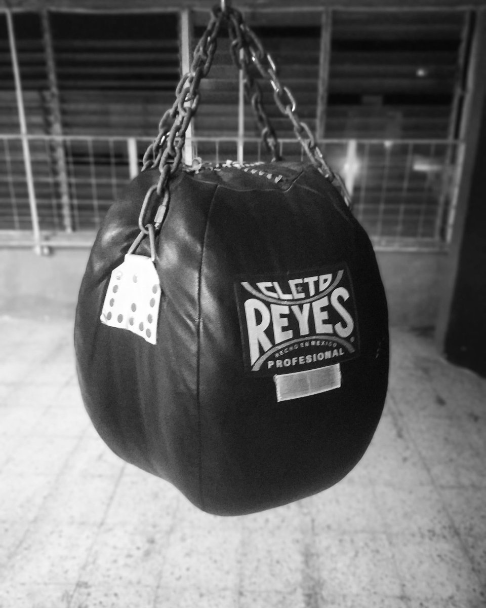 PEYRLEONE's tweet photo. Noches de box en el Principado de Tuxpan 🥊🥊#Boxtime https://t.co/AvBFNdqfpI