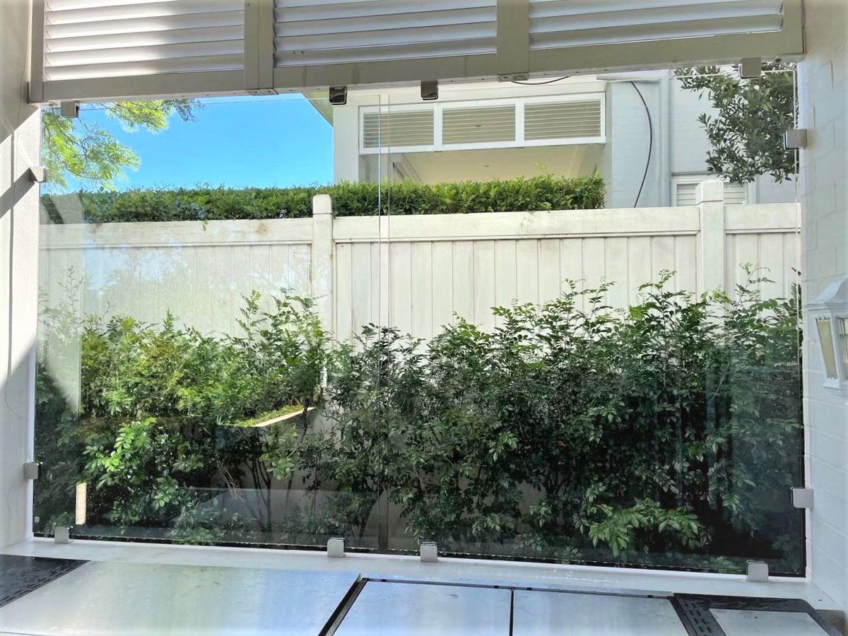 NSWSplashbacks's tweet photo. 12mm Clear toughened glass splashback partition with chrome finished brackets for an open space BBQ area, able to keep the sunshine and at the same time easy to stay clean

#12mmclearglass  #ToughenedGlass #splashback #Partition #chromefinish
#bracket #bbq #sunshine #clean https://t.co/mPnUteZ4Xs