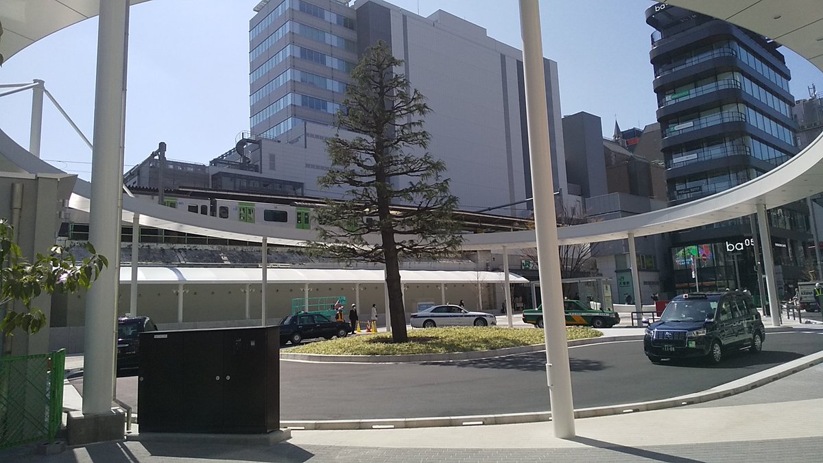 大塚駅北口の工事、ほぼ完了してます。

北口出てすぐの円弧×２はベンチとして使えるみたいです。

「ironowa hiro ba」というネーミングらしいです。