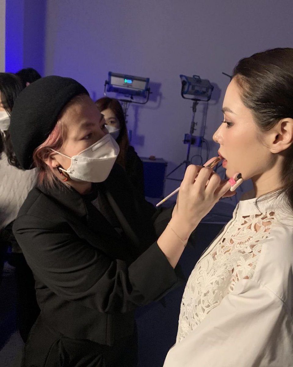 SontokkiesPH's tweet photo. [📸 03-24-2021] mujin81 Instagram Update

“I'm serious when I work 😍
#WorkPicture #ValentinoDay
Faster hands than light haha.
#Photoshoot #Shooting”

#SonYejin #孙艺珍 #손예진 #ソンイェジン https://t.co/kV5WuLdfoB