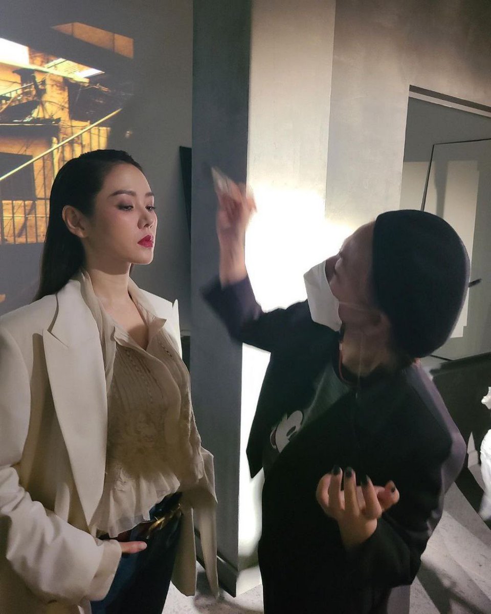 SontokkiesPH's tweet photo. [📸 03-24-2021] mujin81 Instagram Update

“I'm serious when I work 😍
#WorkPicture #ValentinoDay
Faster hands than light haha.
#Photoshoot #Shooting”

#SonYejin #孙艺珍 #손예진 #ソンイェジン https://t.co/kV5WuLdfoB