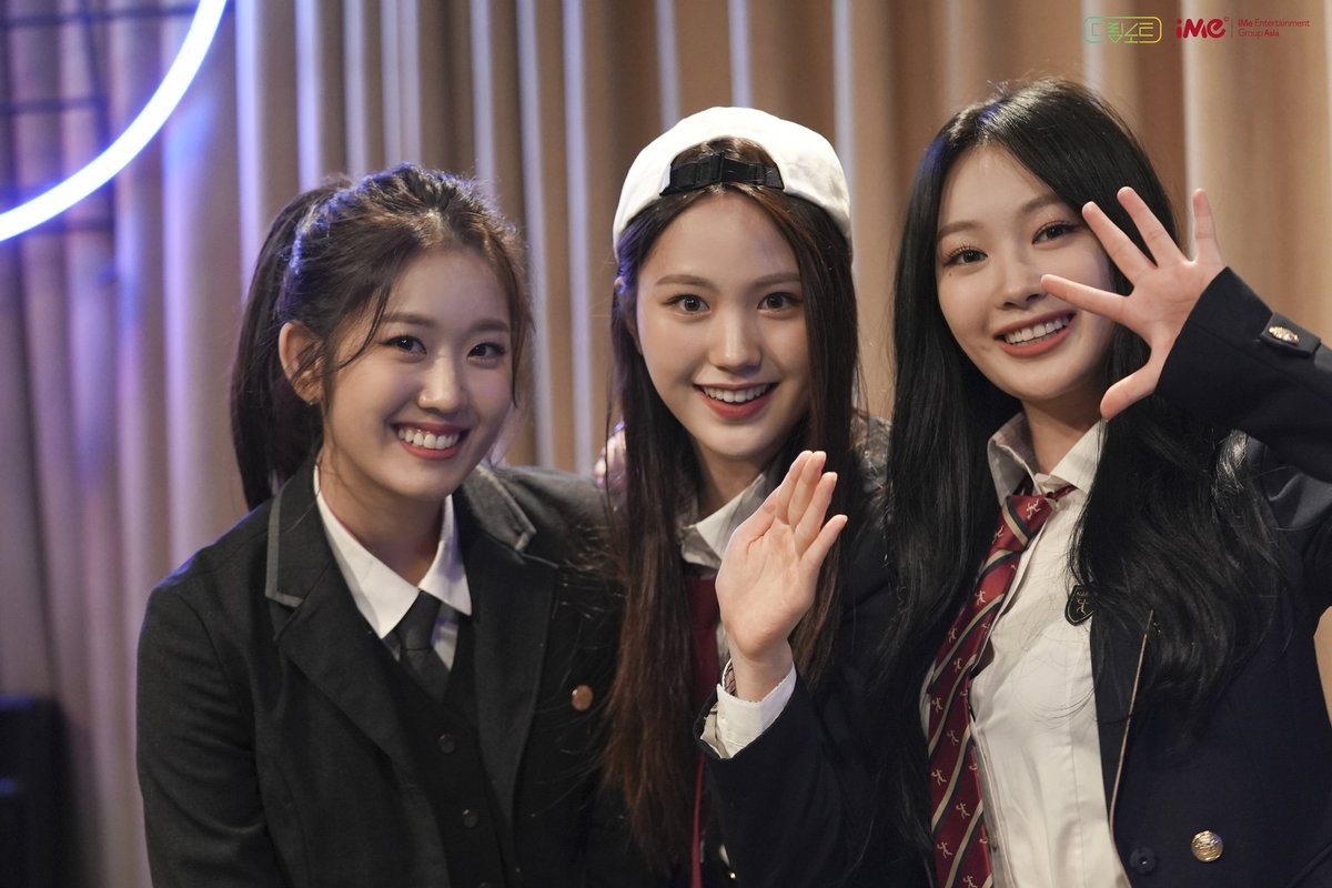 ChoiBoniPics's tweet photo. #드림노트 #최의정 #보니 #페이지
#DreamNote #ChoiEuijeong #Boni #Page #Wish #Miso #Sumin  

Boni with Miso &amp; Sumin💕 https://t.co/uBcuAlGEFz