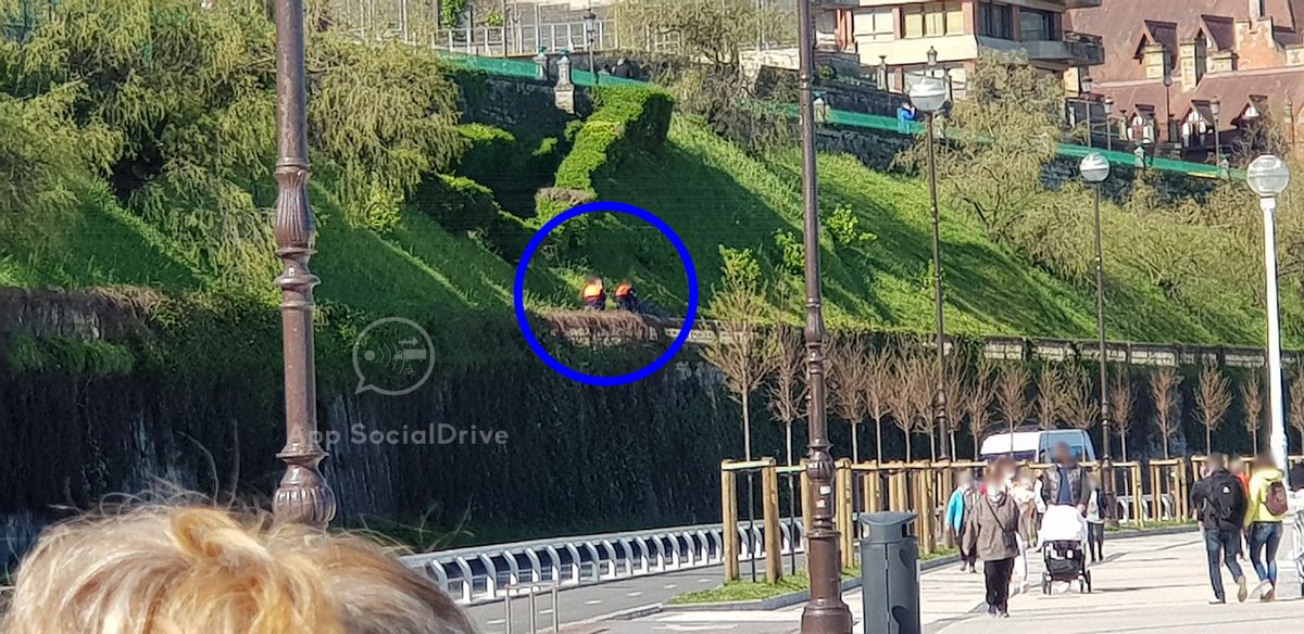 SocialDrive_es's tweet photo. La imagen que indigna en San Sebastián

2 agentes agachados con radar móvil en el Paseo de la Concha
✋ Límite 30km/h

#SocialDrive https://t.co/bYb9LbZgBt