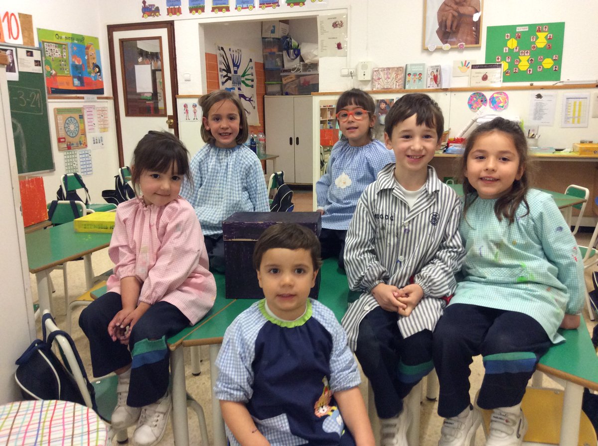 pmariasantcugat's tweet photo. Donat que estem treballant “Està bé ser diferent” dins de la diversitat dels continents, els nens i nenes de P4 estem construint unes pinyates per fer una festa el proper divendres. Ha sigut molt divertit! 😃 #diversitat #empatia #infantil #pinyata #santcugat #ABP https://t.co/oPXkXO9zaS