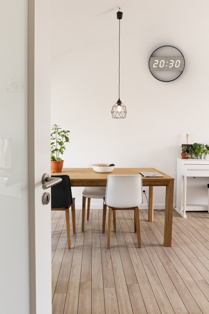 Lexinda_Emaf's tweet image. The dark metal hoop makes it stand out in a minimalistic style, creating an understated, modern glam look💫. It’s easily assembled and various wood grain available to match your room🛋.

#homedecor #wallart #LEDwallclock