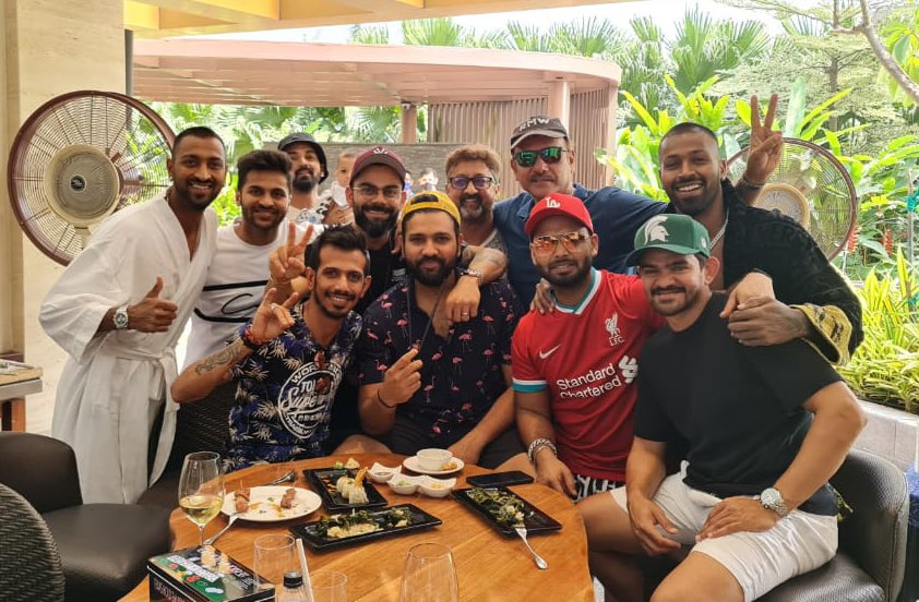 RaviShastriOfc's tweet photo. The pack that stays together. Bubble or no bubble. Results will come and go for others to follow. Great day in lovely Pune 🙏🏻🇮🇳 #TeamIndia https://t.co/ErKLBgn9N9