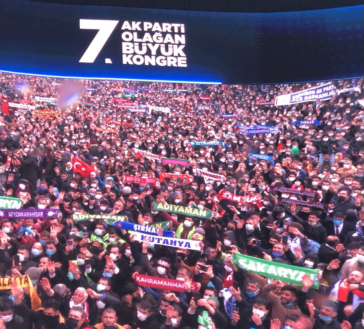 Ankara'dan dehşete düşüren görüntüler! Binlerce kişi pandemiye rağmen bir araya geldi, yetkililer işlem yapmıyor
bit.ly/3lLOHuN