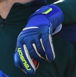 gkls_clothes's tweet photo. Alex Meret X Ale Cragno 🔥

Meret is wearing a pair of Reusch Attrakt DUO (👀) without logo to be in compliance with the Uefa law which prohibits the use of logos too big in its competitions https://t.co/COrTTQB8Dq