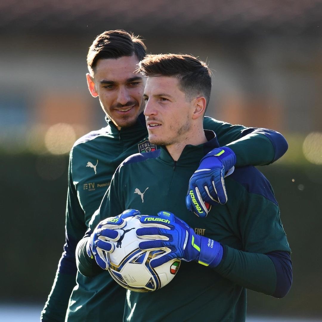 gkls_clothes's tweet photo. Alex Meret X Ale Cragno 🔥

Meret is wearing a pair of Reusch Attrakt DUO (👀) without logo to be in compliance with the Uefa law which prohibits the use of logos too big in its competitions https://t.co/COrTTQB8Dq