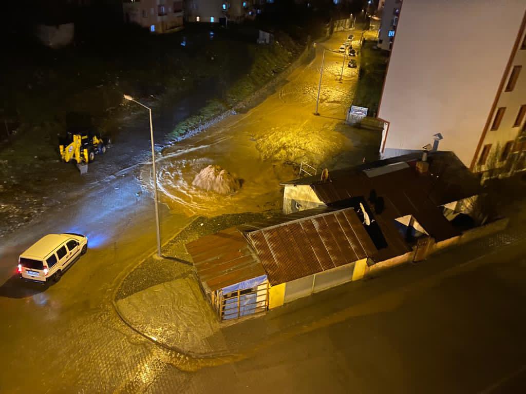 fratnadirbingl's tweet photo. Dün gece Bingöl de Yaşanan Sel felaketi bu da yetersiz Altyapıyı gösteriyor 6 milyar TL ye yeni Bingöl inşaa edilirdi renkli ışıklar ile Çapakçur Köprüsüne Resim Çekmek için Yapilan Reklam Kokan Yapilar ile Halki Kandiriyorsunuz Geçmiş olsun 🤲🙏
#Bingöl #colig
#Bingöl https://t.co/j7xgQizzwV