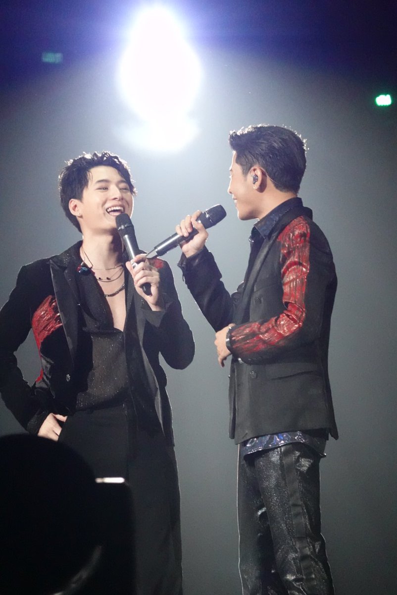 Poon_KPWorld's tweet photo. โทษนะคะคุณสองคน....สนใจคนดูด้วยค๊าาา🤣🤣🤣 อากาศเลย #ใช้สายตาเยอะไป https://t.co/6sHAHT2bBL