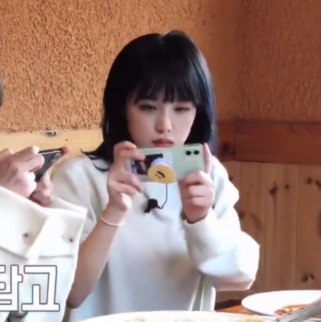uItyenas's tweet photo. chaewon 🤝 yena

ssamyen polaroid in their phone cases https://t.co/ALdXyx3mIC