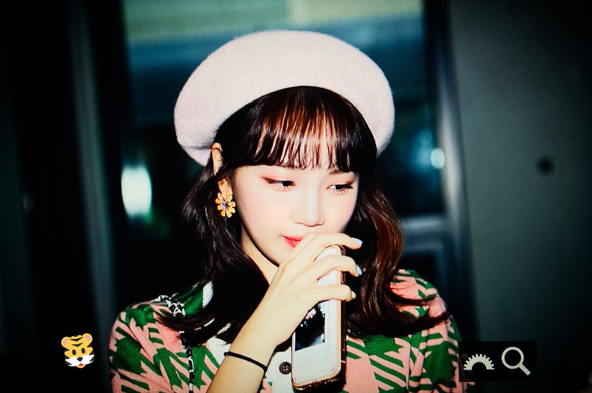 uItyenas's tweet photo. chaewon 🤝 yena

ssamyen polaroid in their phone cases https://t.co/ALdXyx3mIC