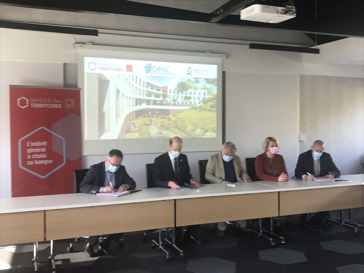 BdT_Bretagne's tweet photo. signature du contrat de prêt de 12,3 M€ entre la Banque des Territoires et l’OPAC de Quimper-Cornouaille pour le financement de la construction de l’EHPAD de Quimper en présence d’Eric Lombard Directeur général de la Caisse des Dépôts #OPACCornouaille #BanqueDesTerr https://t.co/BemIShvAA4