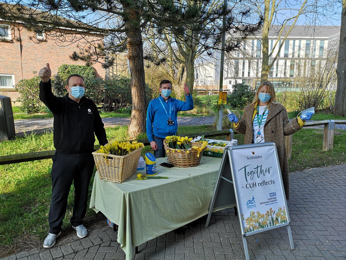 Frankleecentre's tweet photo. What a lovely daffodils to the hardworking staff @CUH_NHS 
Thank you @Scotsdales for generous donation and @ACTcharity for organising! 💛
#DayOfReflection2021 https://t.co/rxfSWTv9jl