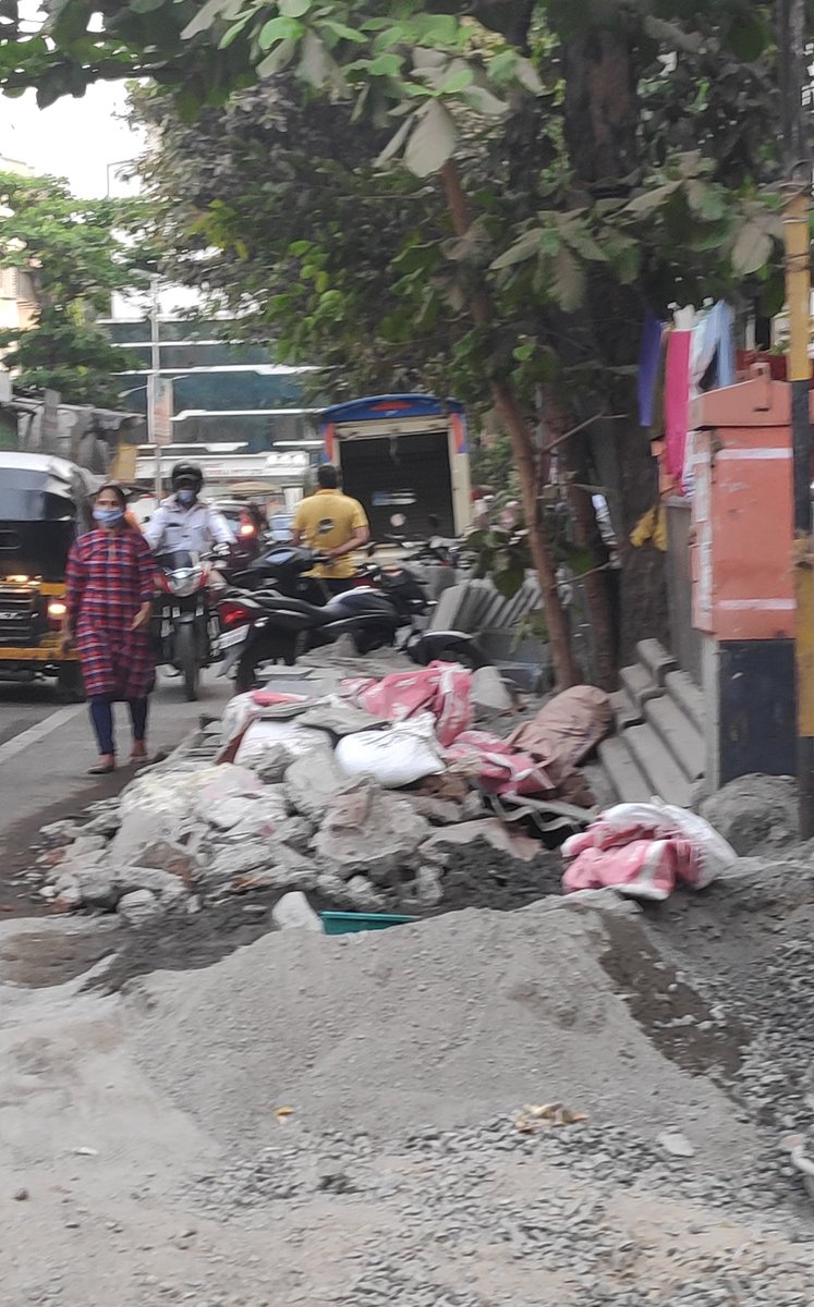 AlertCitizen5's tweet photo. Footpath encroachment issue not resolved yet of this lane , now road encroachment at Jayanti Shukla Marg,Near Shani Mandir, Raipada, #Malad(W) @mybmc @mybmcRoads Take action to remove.  @CEncroachment @SaferRoadsSquad @themayurparikh @RoadsOfBombay https://t.co/Ciu6GlXem2