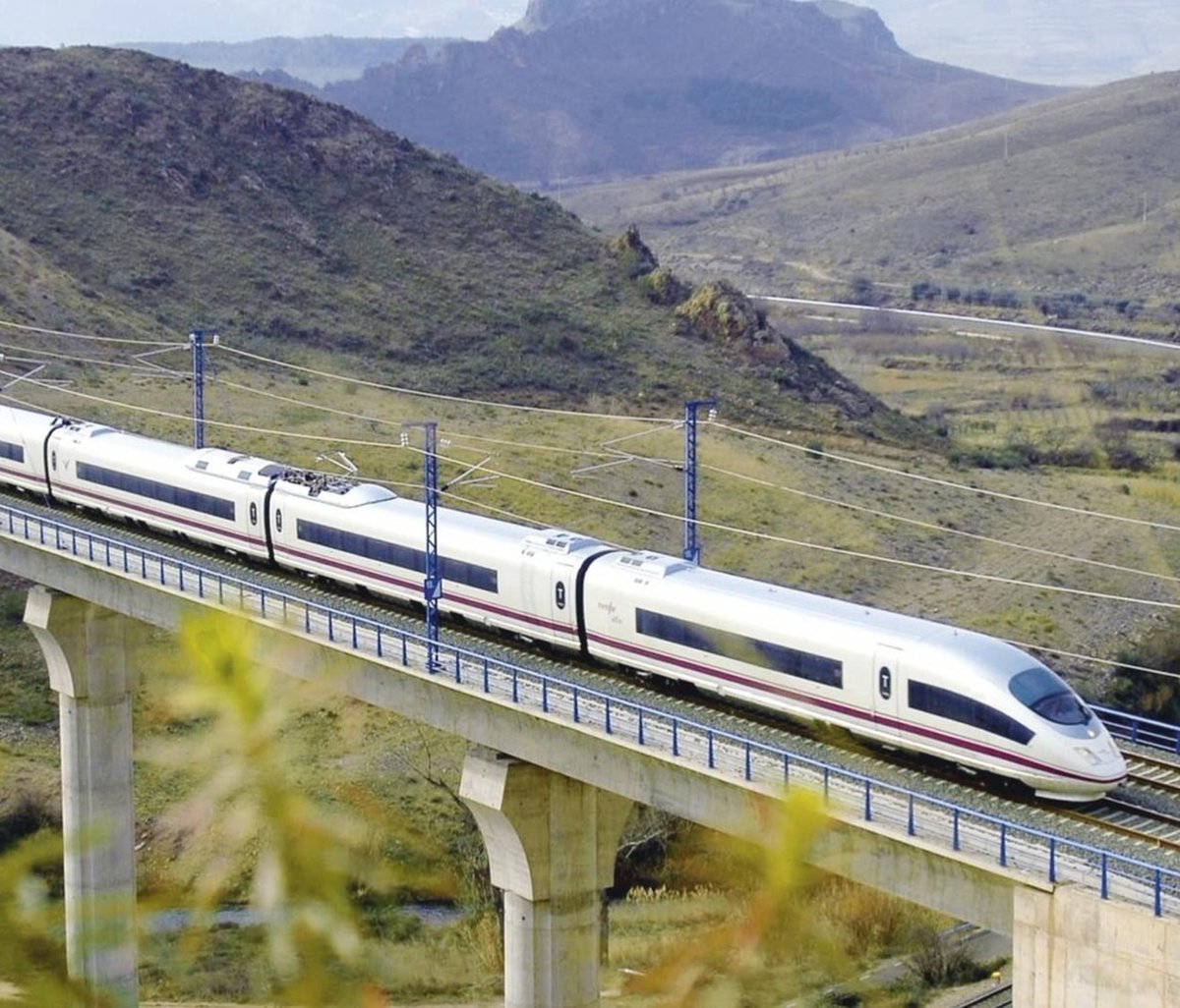 Madrid, a great example of how to shift multiple passengers to rail. Thanks to sustainable #mobility solutions, we achieved almost 100% system #availability and an enormous rise in the attractiveness of traveling by train. More: sie.ag/2ON8YEj
#sustainability <a href="/Renfe/">Renfe</a>