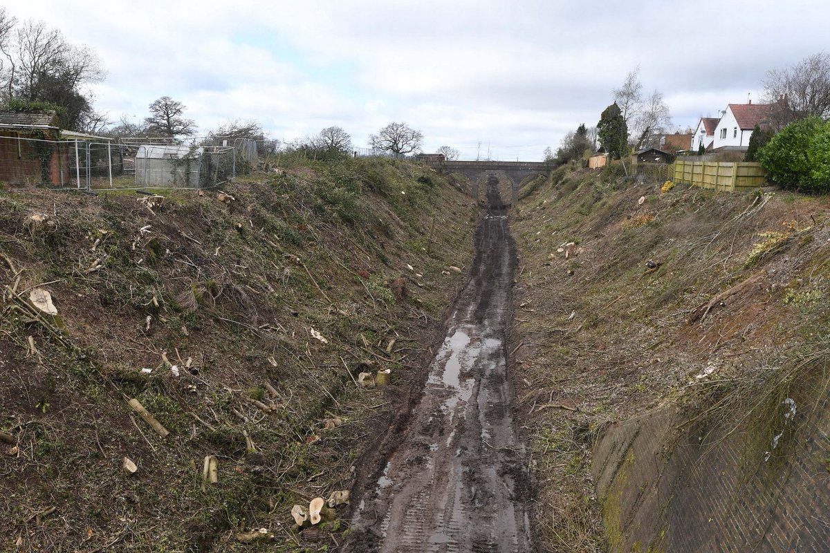 HS2_Questions's tweet image. Our old house! And what was once the beatiful leafy greenway. What an appalling loss of nature for the @hs2 white elephant