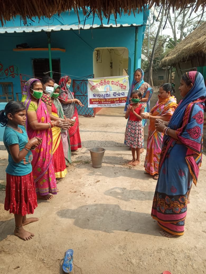 BonthIcds's tweet photo. #Corona_awareness 
Handwashing program is done by AWWs of ICDS project, Bonth to fight against #COVIDー19 
@BhadrakDswo @DM_Bhadrak @DPMU_MS_Bhadrak https://t.co/O2ne8z1Yam