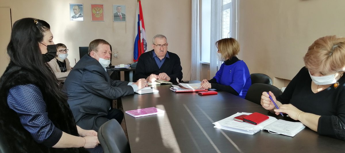 Геннадий Калина, в ходе оперативного совещания с руководителями структурных подразделений АМО Куркинский район, дал поручение провести мониторинг состояния автомобильных дорог в п.Куркино, а также сельских поселениях для проведения текущего ремонта