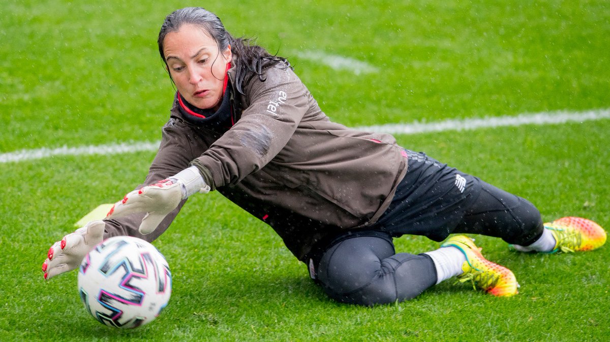 RG_Spain's tweet photo. #AndereLeguina @grasshopper13 Portera del @athleticclubfem con nuestros #Samurai ! 

Pide los tuyos aquí o en https://t.co/ho7nVRCkDK ! 

#TeamRG
#Borntoneakeeper
#Samurai 
#Guantesdeporteros
#FutbolFemenino https://t.co/GCTN5i9oQa