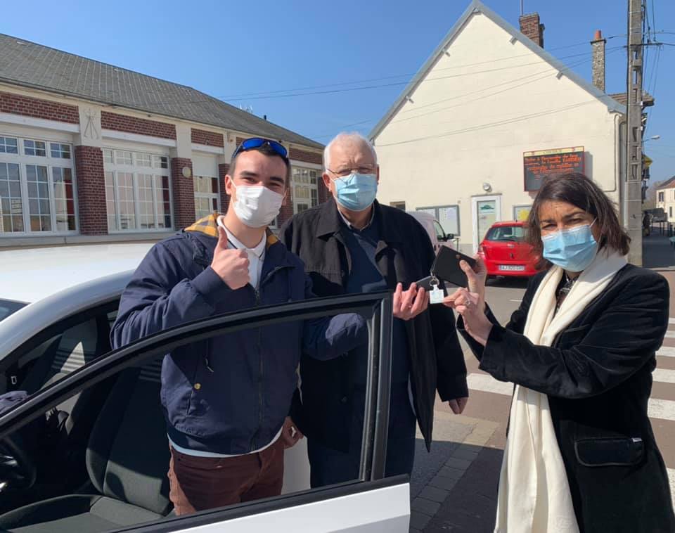 ASBFontaine's tweet photo. Belle rencontre avec Richard, habitant de #Coudun qui a décroché un CDD de comptable à #PontSainteMaxence. Fier et motivé par son nouvel emploi, je tenais à lui remettre personnellement les clés d'un véhicule de la Région @hautsdefrance afin qu'il puisse s'y rendre. https://t.co/YsBLfXaDn8