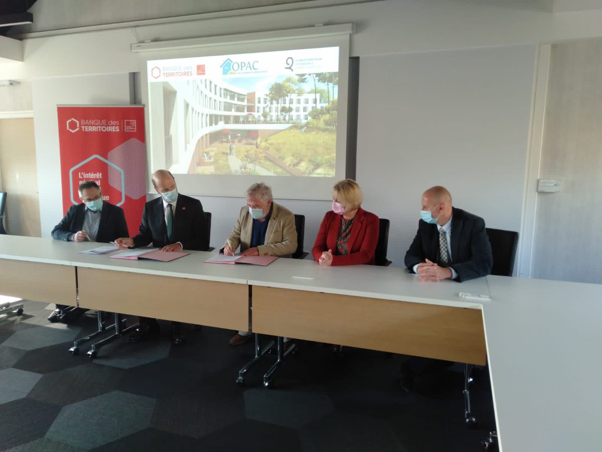 Signature entre la <a href="/BanqueDesTerr/">Banque des Territoires</a> et l’OPAC de Quimper pour le financement d’un EHPAD à hauteur de 12,2 M€ 🚀
<a href="/Eric_R_Lombard/">Eric Lombard</a> poursuit sa tournée en Bretagne avec l’objectif de réduire les inégalités territoriales grâce à l’épargne des Français 💪🇫🇷