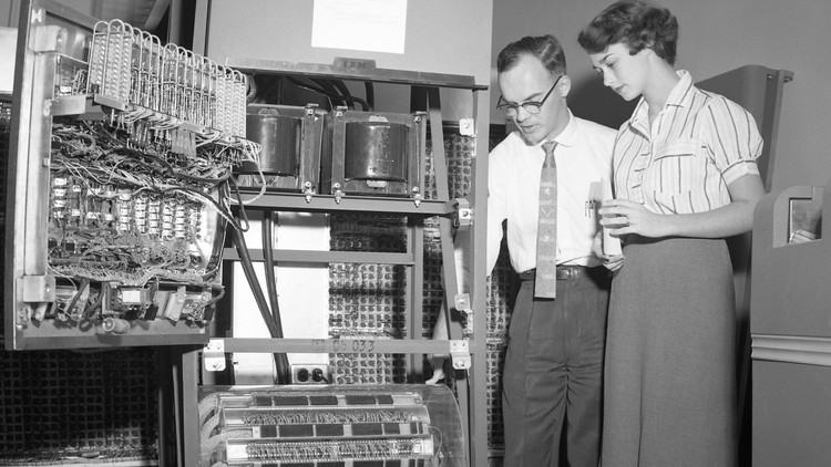 История компьютерной техники 1 поколение. IBM 650 компьютер. Tradic ЭВМ. Компьютеры первого поколения. Первая ЭВМ.