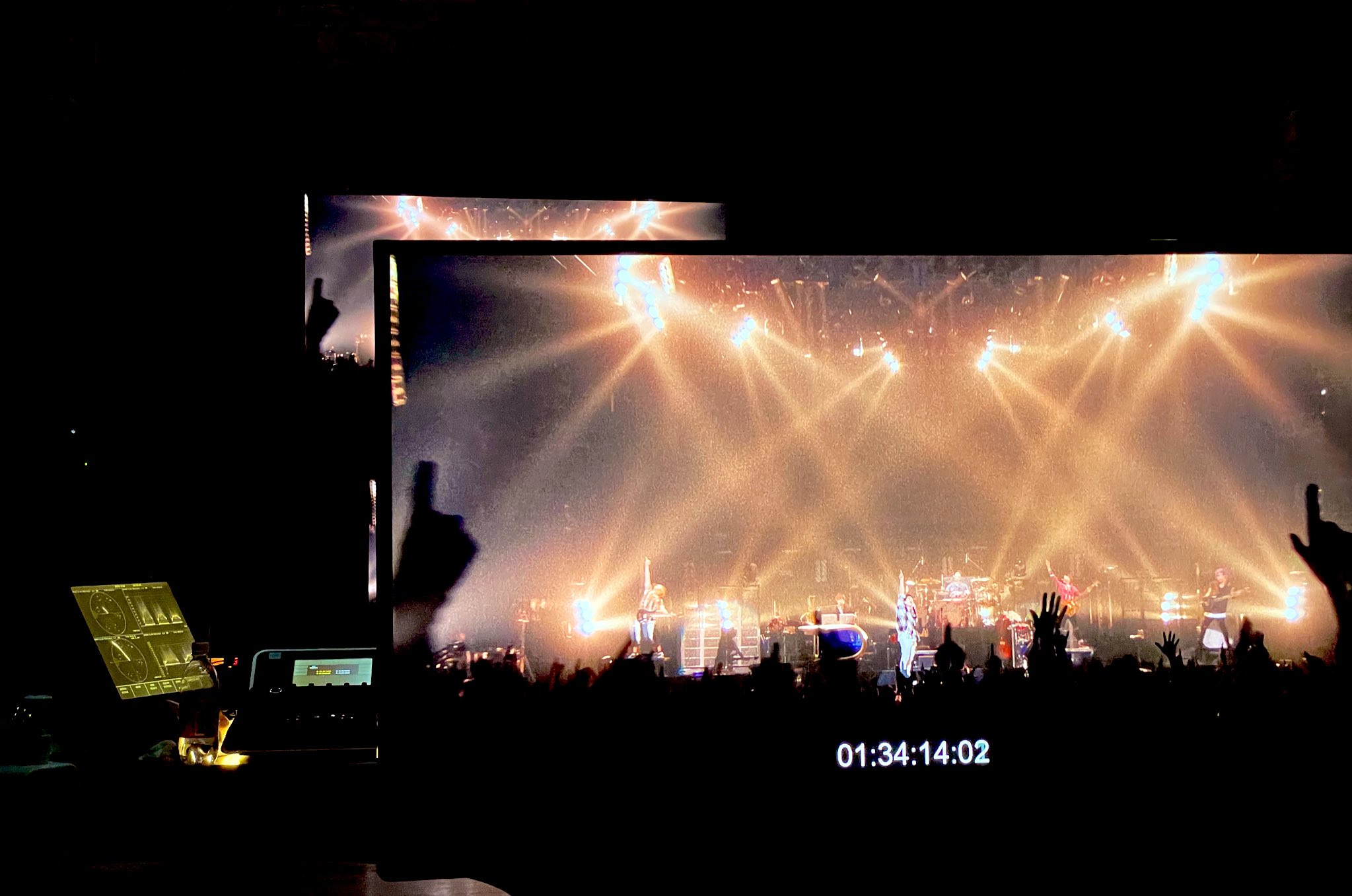 Uverworld Staff とあるライブ映像のチェック中です いつのどこのライブでしょう Uverworld T Co Bg0rlmpffy Twitter